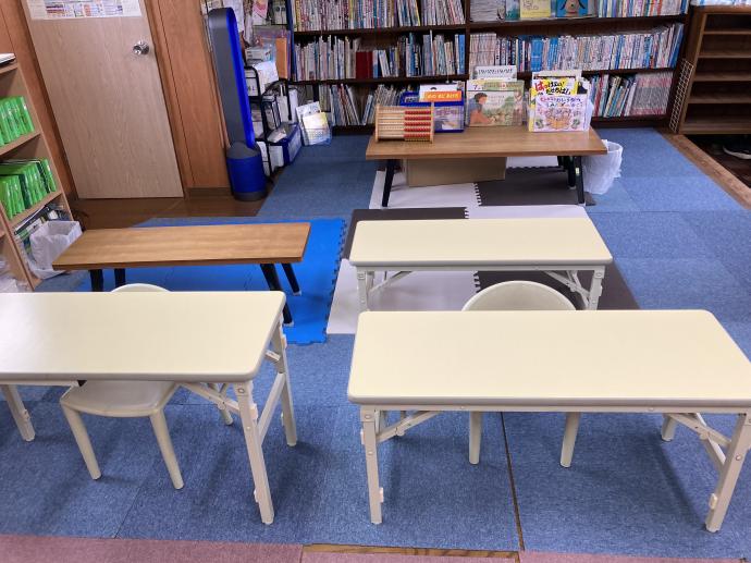 小さい子どもさんも座って学習できる机が並んでいます。