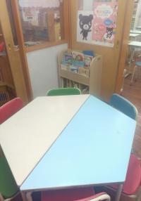 小学校から近く、安心です☆幼児さんが学習しやすい机もご用意♪