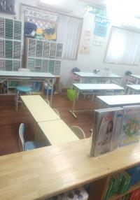 幼児さん専用学習席以外にも絵本や教具も用意しています