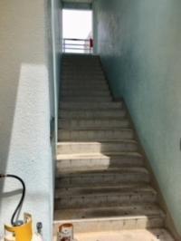 こちらの階段を2階へお上がりください。