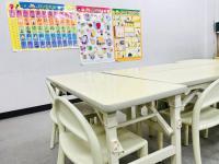 幼児さんコーナーです。幼児さん用の机と椅子も準備しています。