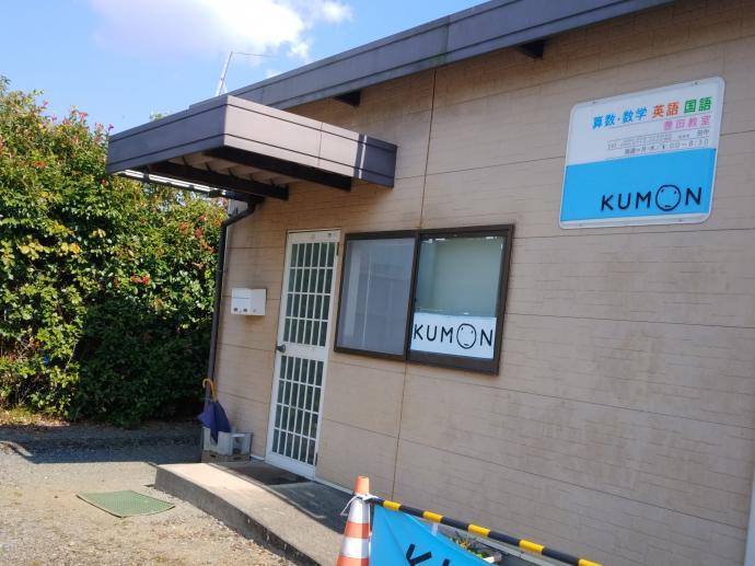 豊田小学校正門通り、教室外観です<br />
送迎用の駐車スペース５，６台分があります