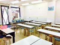 通常の教室、とても　明るい教室です。