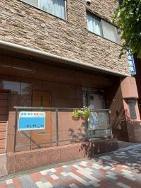 ピーコックストアの向かい側。エレベータもありますのでベビーカーOK!