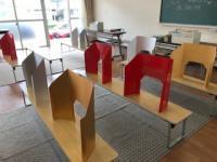 コロナ対策として、生徒一人ひとりに「パーティション」を用意しました。