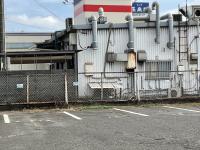 豊和銀行裏に駐車場があります。6番13番23番のいずれかに駐車してください。