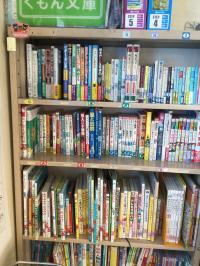 くもん文庫です。絵本をたくさんそろえています。
