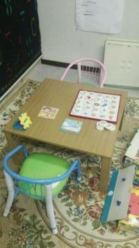 幼児さんには専用の机、イスをご用意しています。