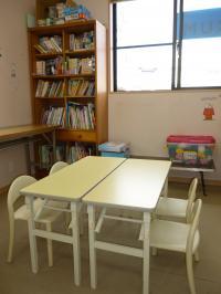 幼児さんには専用の机、イスをご用意しています。