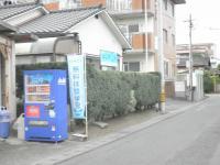 別保小から皆春方面に向かって左側、くもんブルーの看板あり