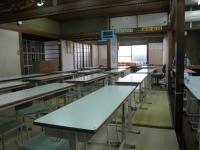 机といすがきちんと並んであなたを待ってます