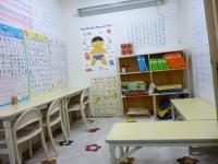 幼児さんには専用の机、イスをご用意しています。