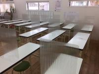 コロナとインフルエンザの予防のため、学習机にパーティションを設置しています