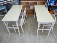 幼児さんには専用の机、イスをご用意しています。