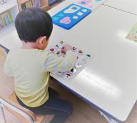 漢字盤やパズルなどを通して、知的好奇心を高めていきます。