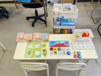 この年齢のお子さまが楽しく触れられる教具もたくさんあります。