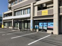 197号線沿い 駐車場も広く停め易いです。段差がなくベビーカーもラクラク!