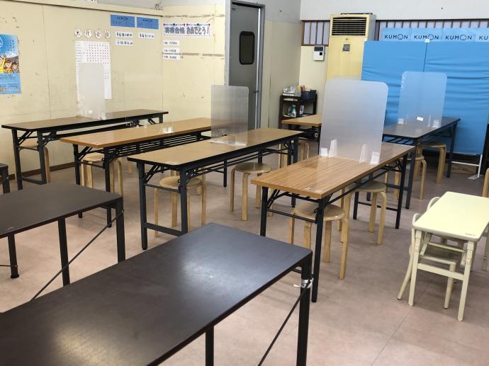 広々とした教室です。一般席、英語席、小柄なお子さんの席に分けています。