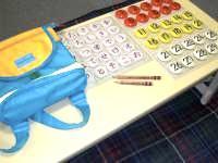 幼児さん用の机と公文バッグ、教具<br />
「お勉強」という遊びが１つ増えた感覚で学習。