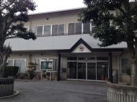 小学校の目の前です。<br />
駐車場完備です。