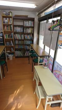 幼児さんは、お迎えまでの間、本を読んだり絵を書いたりして待つことが出来ます。