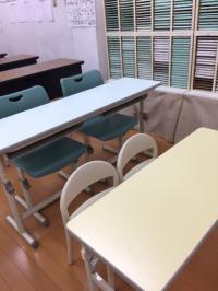 まずはお母さんの膝の上から椅子に座る練習もしていきましょう♪