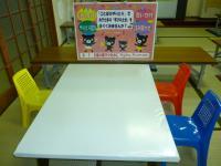 幼児さんには専用の机、イスをご用意しています。
