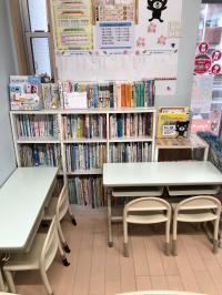 幼児さんには専用の机、イスをご用意しています。