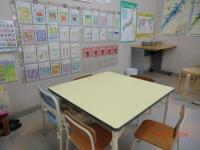 幼児さん専用の机と椅子。カラフルな教材でお勉強します。