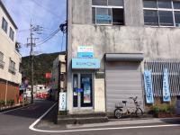 教室は２階です。