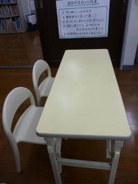 幼児さんには専用の机、イスをご用意しています。
