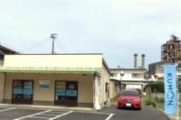 海崎駅の前です。教室前の駐車スペースをご利用ください。<br />
