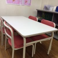 小さなお子さま用に机といすもご用意しております