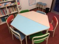 幼児さん達は幼児用の机で学習します