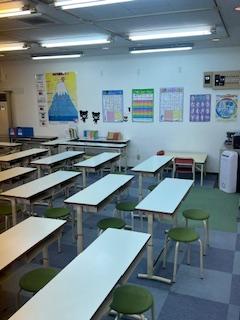 明るく、広々とした教室です。