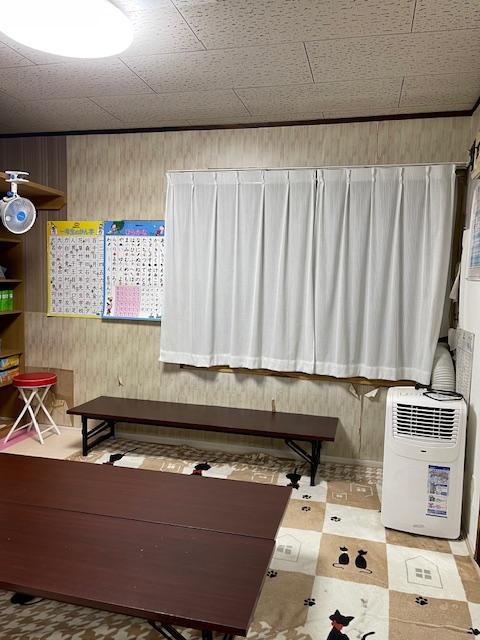 幼児さんや低学年生の学習スペースも完備。<br />
明るい部屋で集中して学習しています。