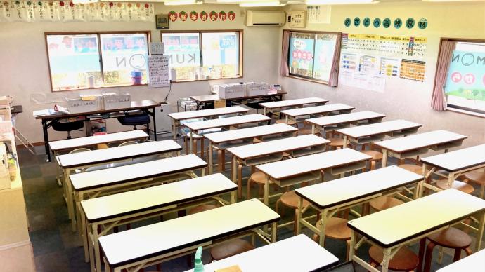 教室内は整然と机が並び、安心して集中できる環境です。