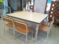 小さなお子さま用の机、いすもご用意しております