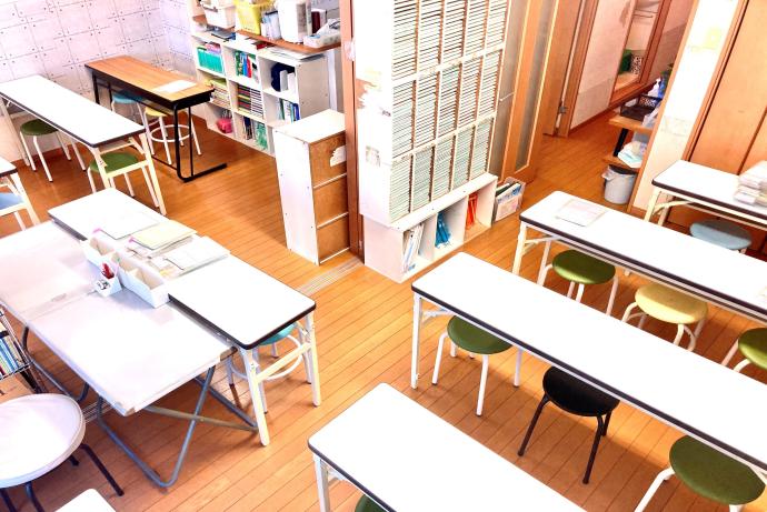教室内は整然と机が並び、目が行き届く環境で、お子さまの学習をサポートしています。
