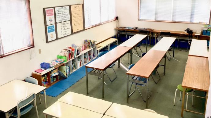 机が整然と並び、それぞれの生徒が集中して学習へ取り組む環境です。