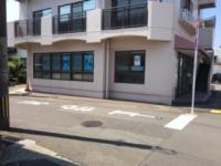 斜め向かいは生協病院、隣はとも薬局があります。