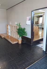 玄関を入って右側が教室です。ベビーカーを置ける十分なスペースもありますよ！