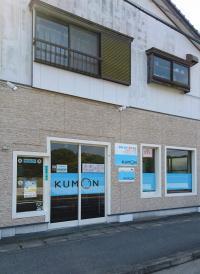 緑ヶ丘小学校正門より、南へ１５０ｍ先に教室があります。