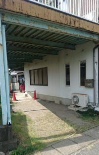 教室南隣に1台分の駐車スペースあり。奥に自転車も置けます!