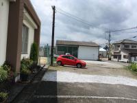 広い駐車場があり、<br />
送迎も安心です。
