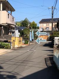 30mほど進むと左手に一戸建てが見えてきます。<br />
くもんのぼりが目印です。<br />