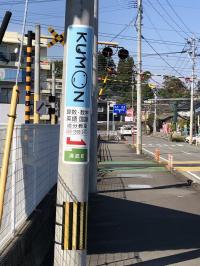通りからはこの看板が目印<br />
線路を背に加納歯科様から一つ先の小道を左に入り・・・