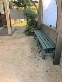 入口に駐輪場があり、ベビーカーを置いておくことも可能です。