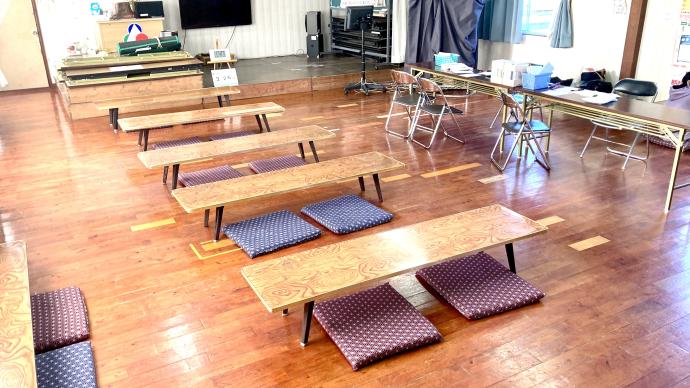 教室内は整然と机が並び、しっかりと背筋を伸ばして子どもたちが学習しています。