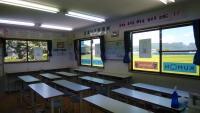 教室は三方に窓があり、１時間おきに換気をしています